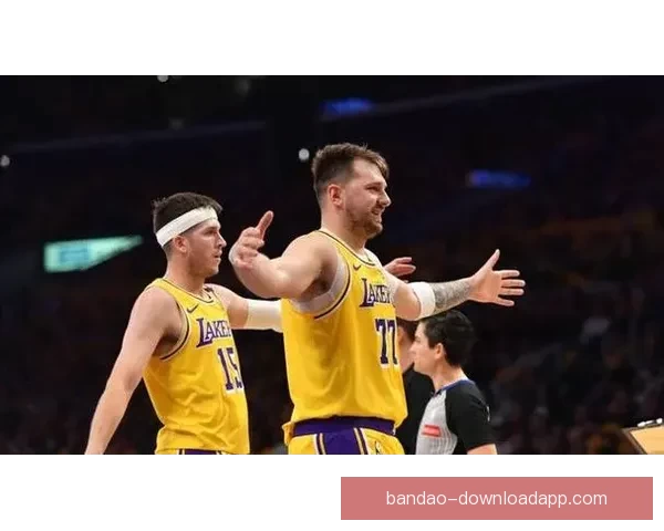 詹姆斯独占多个历史第一 湖人球员打高尔夫合影东契奇靠边站 詹姆斯独占多个历史第一 湖人球员打高尔夫合影东契奇靠边站